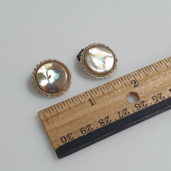 Vintage Mother Pearl Gold Tone Clip On Earrings Shell Plastic Costume Mom Gift - Picture 2 of 4